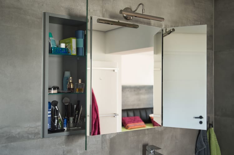 Wandbündiger Spiegelschrank