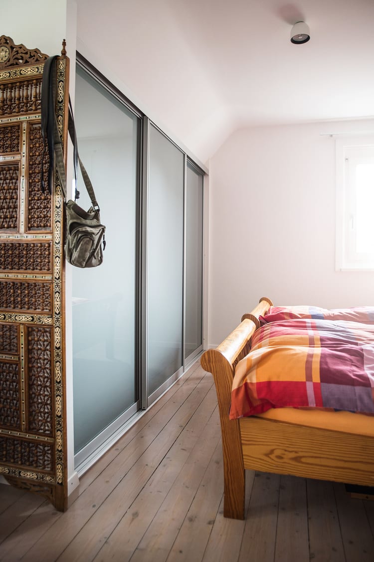 Dachschrägen Schrank mit Glasschiebetüren