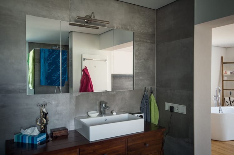 Wandbündiger Spiegelschrank