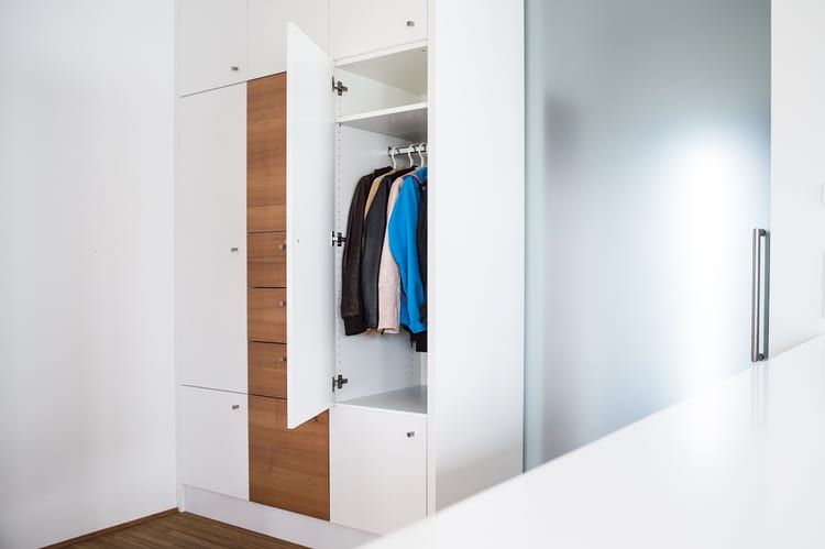 Garderobenschrank in Weißlack und Kirschbaum