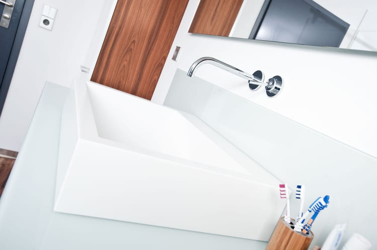 Glas mit Mineralwerkstoff Waschbecken